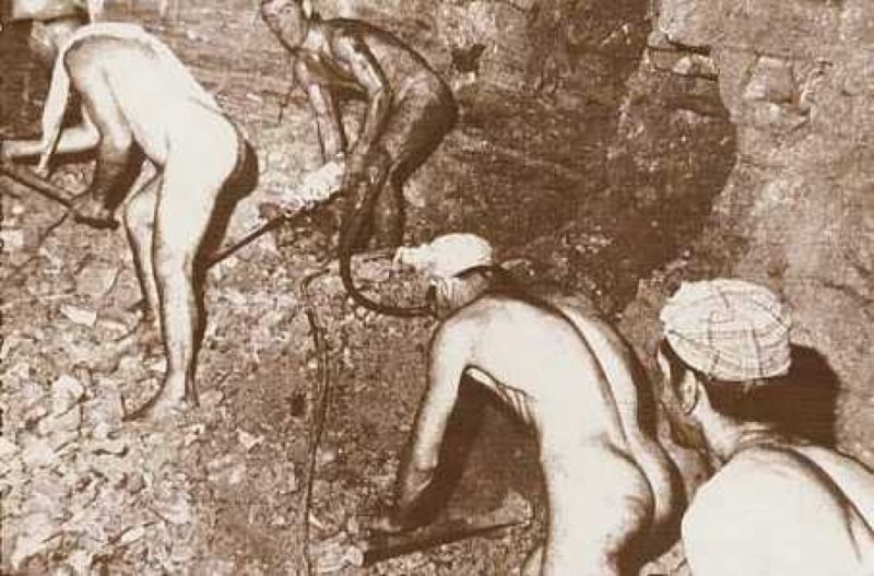Lavoratori nella miniera di Zolfo