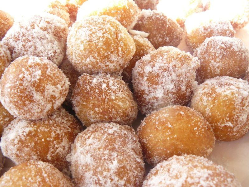Sfinci Siciliane Fritte (frittelle dolci zuccherate)